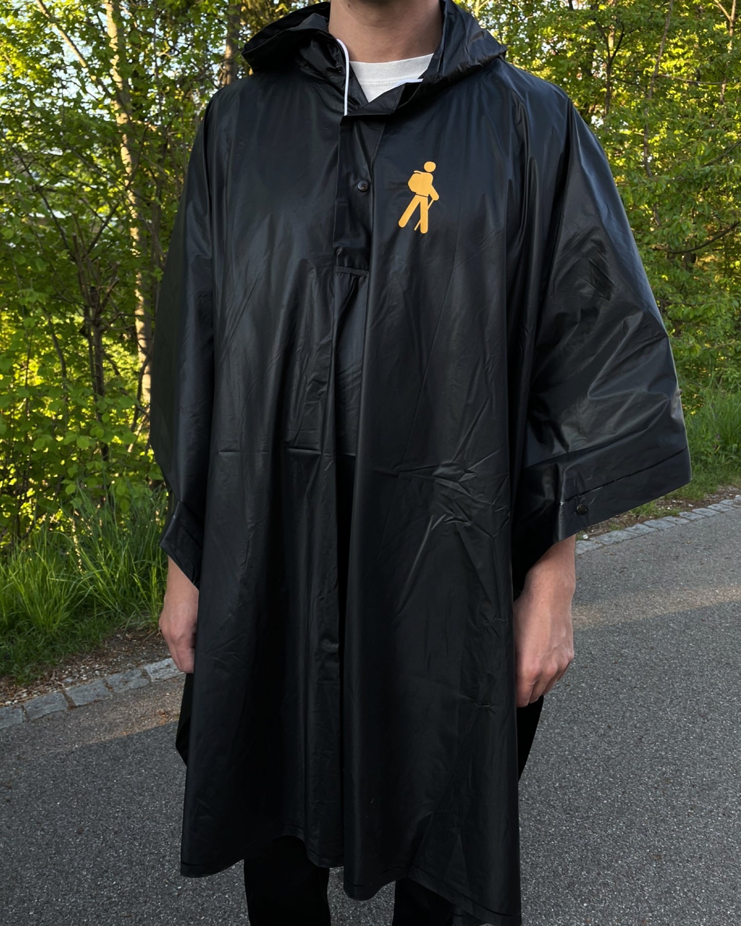 Regenponcho mit traditionellen Wandermännchen